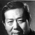 美女拉尿